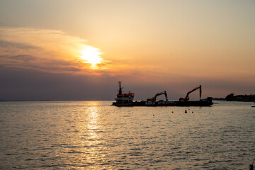 Schiff mit Bagger im Meer