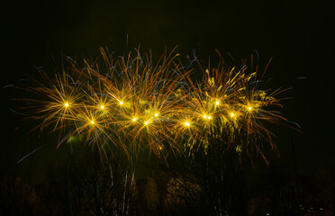 Langzeitbelichtung Abstrakte Funken von einem Silvester Feuerwerk für Hintergründe