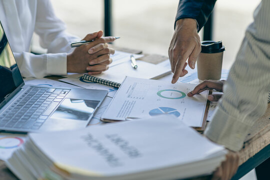 A group of young Asian business people brainstorm ideas for working together. share, seek trends Share resources, solve business problems, evaluate performance in the company.