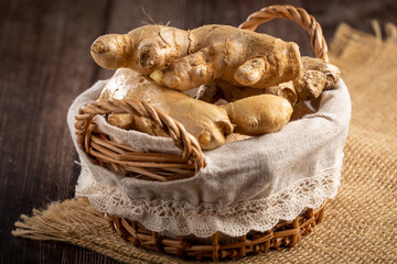 Obraz premium Organic fresh ginger root on the table.