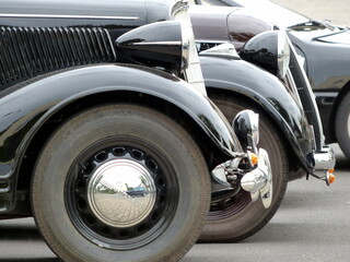 Elegante schwarze Oldtimer der Dreißigerjahre in einer Reihe im Sommer beim Oldtimertreffen Golden...
