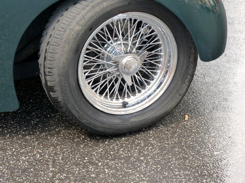 Chromspeichenrad mit Schnellverschluss eines Triumph TR2 Roadster der F&uuml;nfzigerjahre in British Racing Green am 28.07.2018 bei den Golden Oldies in Wettenberg Krofdorf-Gleiberg bei Gie&szlig;en in Hessen