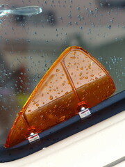 Windabweiser aus Plastik mit Regentropfen an der Seitenscheibe eines amerikanischen Pick-up der...