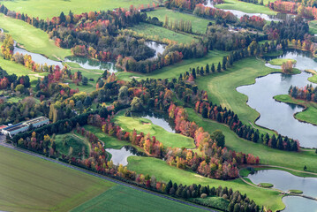 Fototapeta na wymiar vue aérienne du golf de Nantilly à l'automne