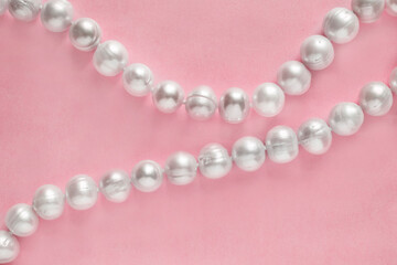 Obraz premium Pearl strings on pink
