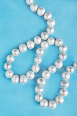 Obraz premium Pearls on blue background