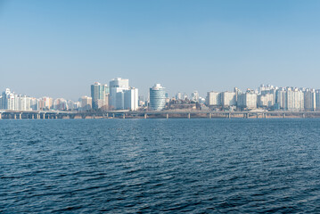 Obraz premium Han river and Seoul cityscape in winter in South Korea