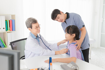 Obraz premium Asian doctor talk with children patient about disease symptom, doctor use stethoscope listening lung of patient, children health check up, happiness hospital