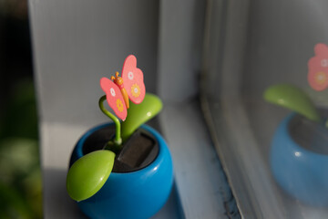 Fleur jouet mobile en bord de fen&ecirc;tre