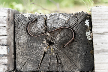 Metal dans du vieux bois