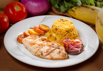 Pechuga de pollo grillada con arroz moro