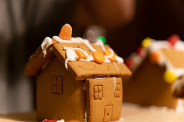 Maison en pain d'épices en construction