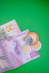 Billetes mexicanos efectivo divisa de méxico mxn monedas en fondo verde en formato vertical 
