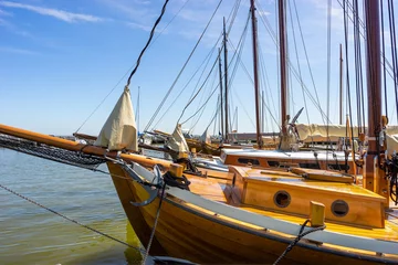 Fototapeten Historisches Segelboot im Hafen von Dierhagen, Fischland © ThomBal