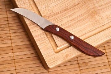 un couteau à découper les légumes sur une planche à découper