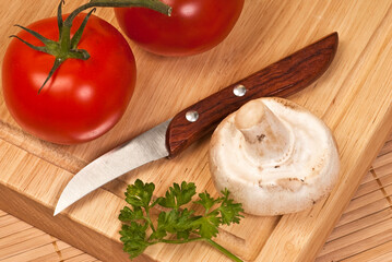 un couteau à découper les légumes sur une planche à découper