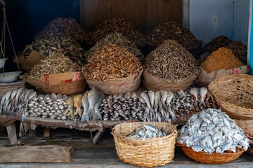 Étalage de poisson de rivière, région d'Orissa, Bengale, Inde