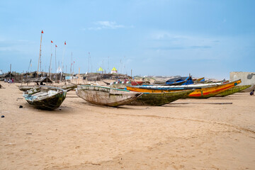 Fototapeta na wymiar Village et barques de pêcheurs sur le sable, golfe du Bengale en Inde