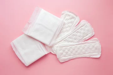 Foto op Canvas Different types of female pads during the menstrual cycle on a pink background © Evgenia