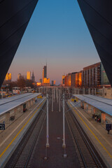 Dworzec kolejowy Warszawa Zachodnia na ochocie o zachodzie słońca. Na peronie pociągi odjeżdżające z tego dworca. © smoku7979