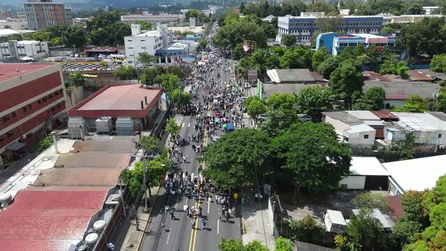 Edificios, tr&aacute;fico y paisaje urbano con personas caminando