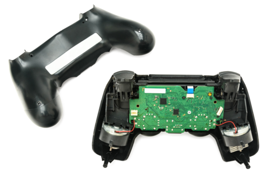 Controle de videogame aberto, com uma placa de circuito exposta.	