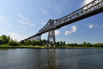 Fototapeta na wymiar Rendsburger Hochbrücke über dem Nord-Ostsee-Kanal 