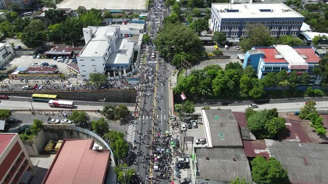 Paisaje urbano con edificios y personas marchando