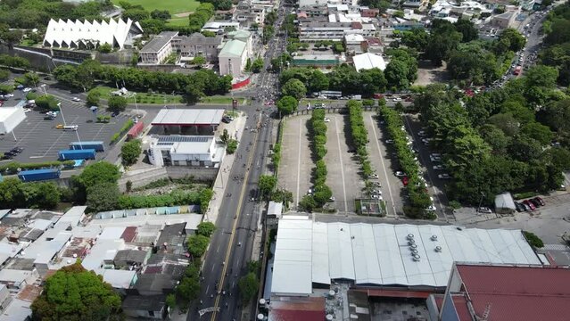 Personas caminando en paisaje urbano entre casas y edificios