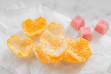 ハート型のスナック菓子とチョコレート