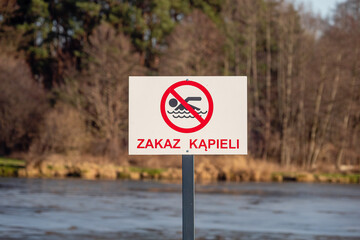 znak zakazu zakaz kąpieli w jeziorze