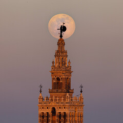 Big moon behind the Giralda