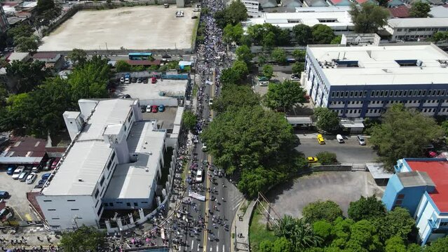 Personas marchando en la ciudad
