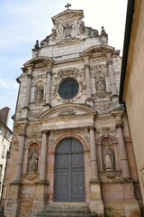 Fototapeta na wymiar La façade de l’ancienne église du couvent des Carmélites à Dijon