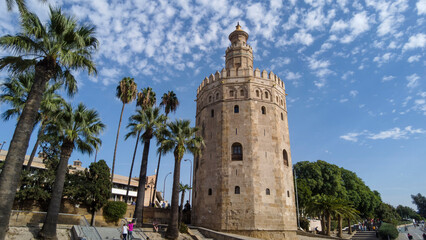 Fototapeta na wymiar famosa torre islámica llamada torre del oro en la ciudad de Sevilla, España 
