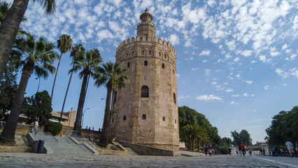 Fototapeta na wymiar famosa torre islámica llamada torre del oro en la ciudad de Sevilla, España 