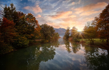Herbst Stimmung am Obernachkanal und Sachensee bei Wallgau im bayerischen Voralpenland mit Blick Richtung Sonnenaufgang 
