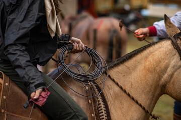 GAUCHA WOMAN HOLDING LASSO 03