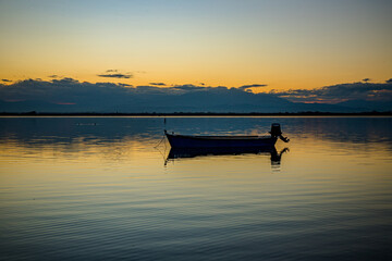 L' Étang de Canet-Saint-nazaire vers le Village de pêcheurs au coucher du soleil