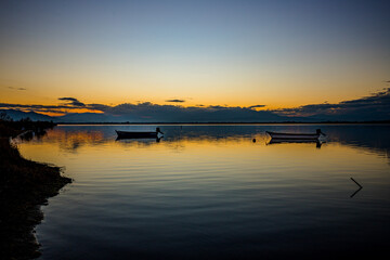 L' Étang de Canet-Saint-nazaire vers le Village de pêcheurs au coucher du soleil