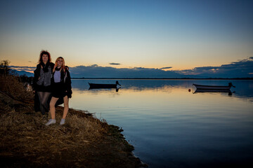 Femmes au bord de l' Étang de Canet-Saint-nazaire vers le Village de pêcheurs au coucher du soleil