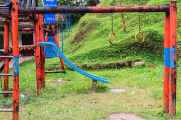 Parque infantil de una escuela abandonada