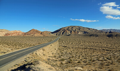 Fototapeta na wymiar Road to El Paso Mountains - California