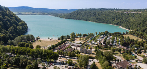 vue sur le lac de Chalain et son domaine touristique  dans le Jura en été