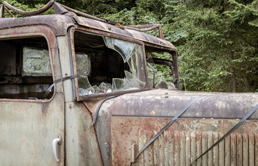 camion ancien cassé, rouillé et abandonné