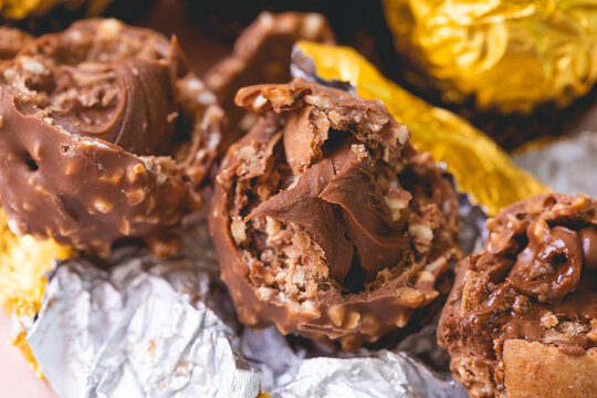 Bombom Ferrero Rocher em fotografia macro. Delicioso bombom com avel&atilde;.