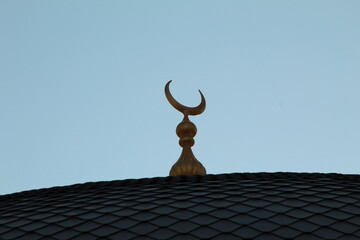Obraz na płótnie Canvas A golden crescent at the top of a mosque. Icon of islam