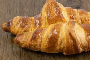 croissant isolé sur un fond en bois