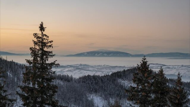 Tatry Zach&oacute;d Słońca. Gęsia Szyja widok na Babią G&oacute;rę