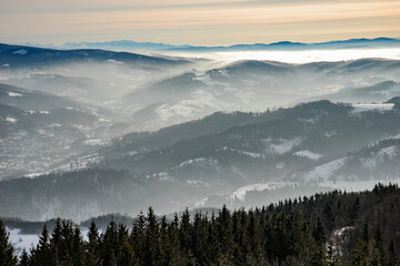 Fototapeta na wymiar Beskidy. Widok ze szczytu Czantoria Wielka w Beskidzie Śląskim